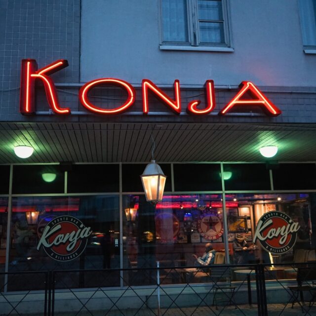 Ravintolapäällikkö meille Sports Bar Konjaan ⭐

Oletko intohimoinen sekä innokas ravintola-alan osaaja, ja etsitkö uusia mahdollisuuksia? Malmin legenda, Sports Bar Konja etsii nyt uutta kipparia ruoriinsa – voisitko se olla sinä? 

Konjassa istutaan iltaa, tavataan ystäviä, pelataan bilistä, katsotaan sporttia ja nautitaan olosta sekä monipuolisesta juomavalikoimasta. Konjan ravintolapäällikkönä tehtävänäsi on auttaa tiimiäsi onnistumaan ja johtaa arjen tuloksellista toimintaa hyvällä fiiliksellä. Tunnet myös anniskeluravintolan monipuoliset työtehtävät sekä tiedät kannattavuuden kulmakivet. 

Sinulla riittää intoa kehittää ravintolan liiketoiminnan eri osa-alueita, ja ravintolapäällikkönä olet tiiviisti mukana asiakasrajapinnassa tiimisi kanssa, sillä Konjassa merkittävä osa myynnistä tehdään ilta- ja yöaikaan viikonloppuisin. 

Tulevalta ravintolapäälliköltä odotamme:
✔ Hyvää asennetta ja tekemisen meininkiä
✔ Nautit asiakaspalvelusta ja monipuolisista työtehtävistä
✔ Aikaisempaa kokemusta ravintola-alan vastuutehtävistä
✔ Taitoa johtaa tiimiä kuuntelevalla, arvostavalla ja valmentavalla johtamisotteella
✔ Tuloshakuisuutta ja ymmärrystä kannattavuuden kulmakivistä

Me tarjoamme sinulle:
- Vakituisen ja kokoaikaisen työsuhteen
- Onniravintoloiden henkilöstöedut, mm. tuntuvan alennuksen ravintolaryppäämme ravintoloissa,  kulttuurisetelit jne.
- Työterveyspalvelut
- Vuotuiset Onniravintoloiden päällikköpäivät ja opintomatkan 

Voisitko sinä olla meidän uusi ravintolapäällikkömme? Jos tunnistit itsesi ja kuulit Konjan kutsun, lähetä hakemuksesi ja ansioluettelosi 30.4. mennessä linjajohtajallemme Toni Sudelle osoitteeseen toni.susi@onniravintolat.fi 

Perehdymme hakemuksiin saapumisjärjestyksessä, ja käynnistämme haastatteluprosessin jo hakuaikana potentiaalisten kandidaattien kanssa.